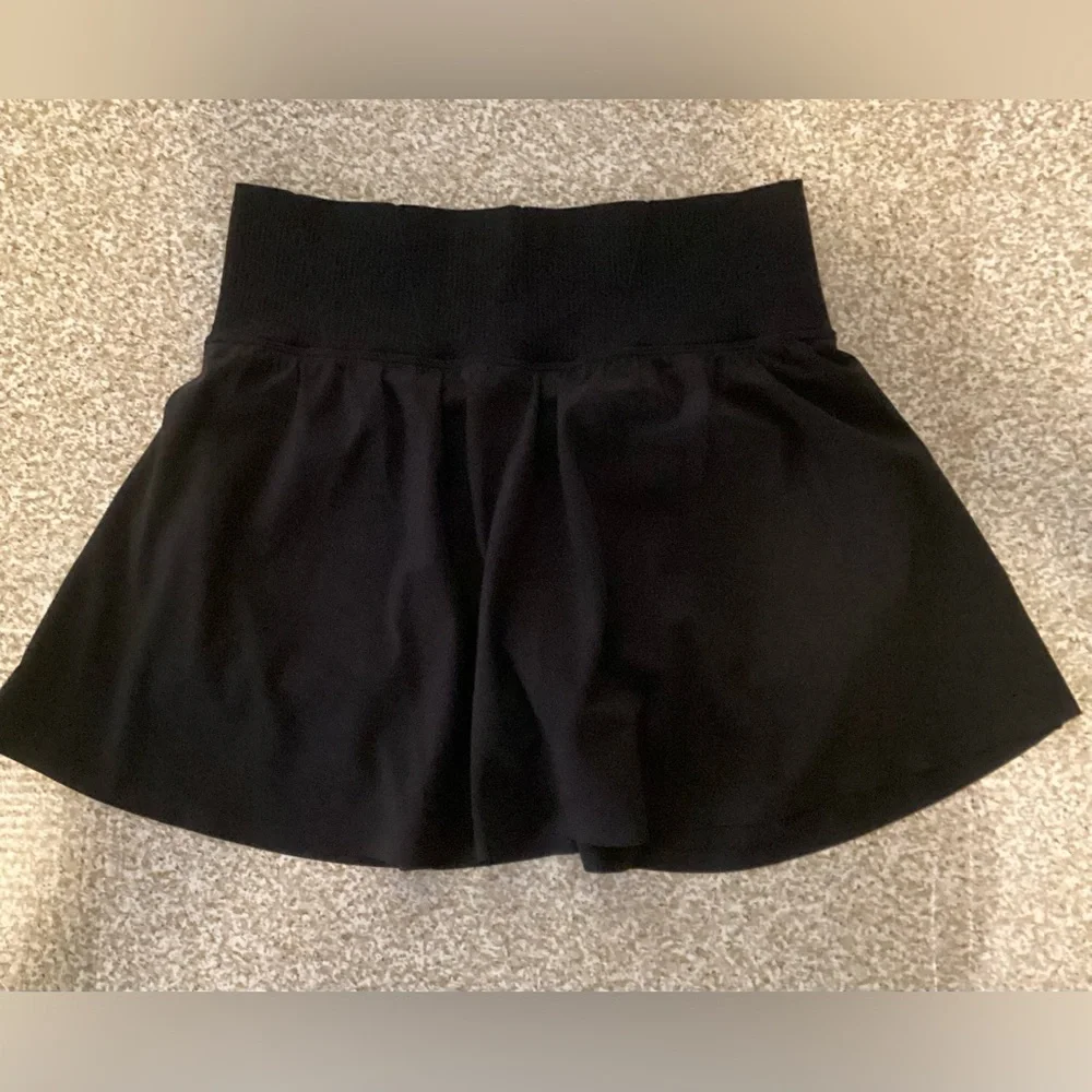 Offline by aerie Black Flowy Skort Medium - Picture 2 of 10